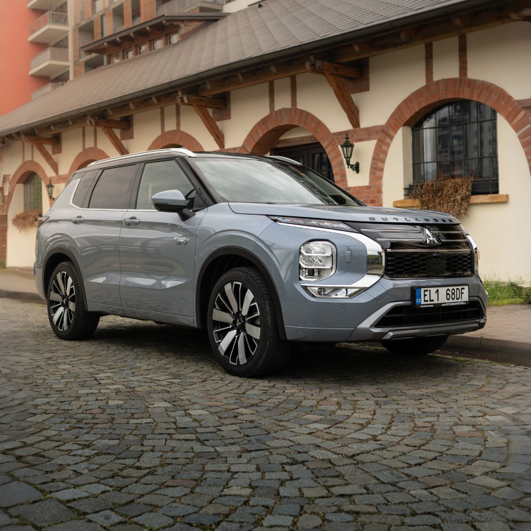 Mitsubishi Outlander PHEV 25 let - hrdina